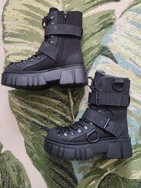 Low Traitor Black Platform Boots
